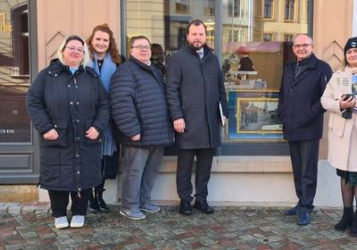 Gruppenbild vor Schaufenster, öffnet größere Ansicht