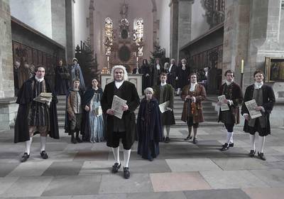 Gruppenbild histrosicher Figuren in einer Kirche, öffnet größere Ansicht