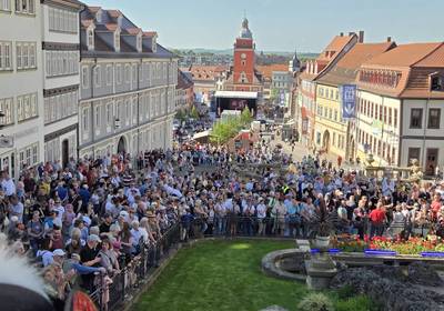 Tausende Besucher verfolgen traditionelle Zeremonie an der Wasserkunst Viele Menschen stehen an einer Wasserkunstanlage, öffnet größere Ansicht