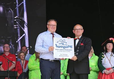 Der 19. Thüringentag ist offiziell eröffnet! 2 Männer stehen auf einer Bühne und halten ein Schild in die Höhe, öffnet größere Ansicht