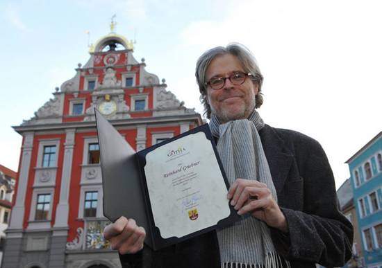 Reinhard Griebner vor dem Rathaus, öffnet größere Ansicht