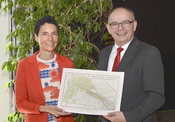 Oberbürgermeister Knut Kreuch und Gartenamtsleiterin Claudia Heß zeigen eine historische Karte vom Arnoldigarten.