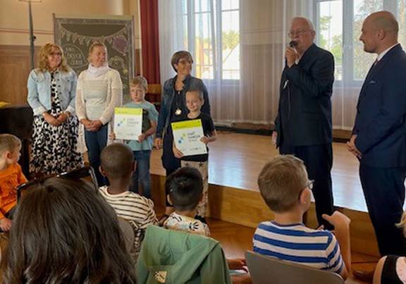 Kinder halten Urkunden in der Hand, öffnet größere Ansicht.