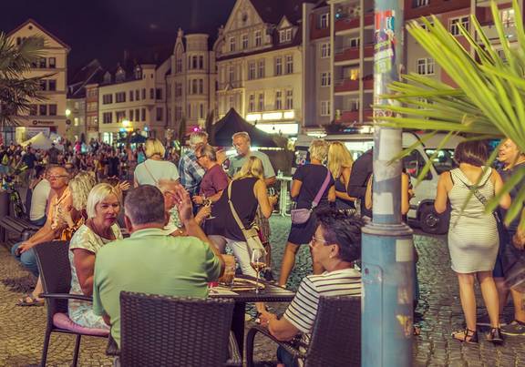 Viele Menschen auf dem Gothaer Hauptmarkt, öffnet größere Ansicht