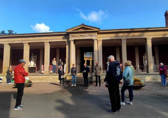 Menschen stehen vor dem Kolumbarium auf dem Gothaer Hauptfriedhof, öffnet größere Ansicht