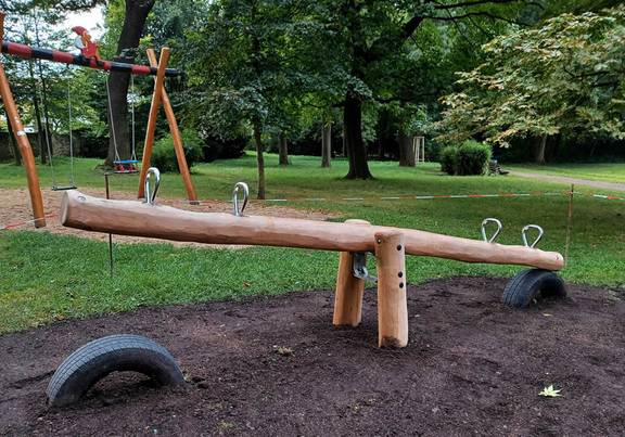 Eine neue Wippe auf dem Spielplatz im Mönchpark, öffnet größere Ansicht