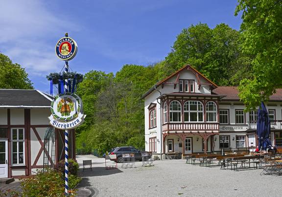 Ein Biergarten mit Gaststätte, öffnet größere Ansicht