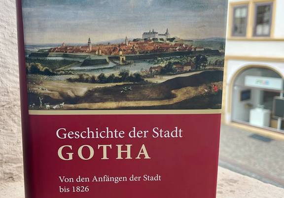 Ein Buch steht auf einem Fensterbrett, öffnet größere Ansicht