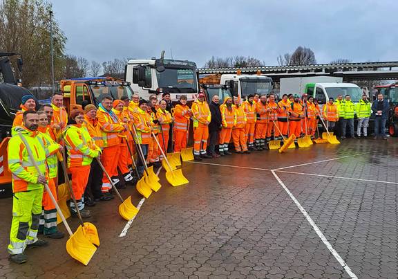 Gruppenbild vor Winterdienstflotte, öffnet größere Ansicht