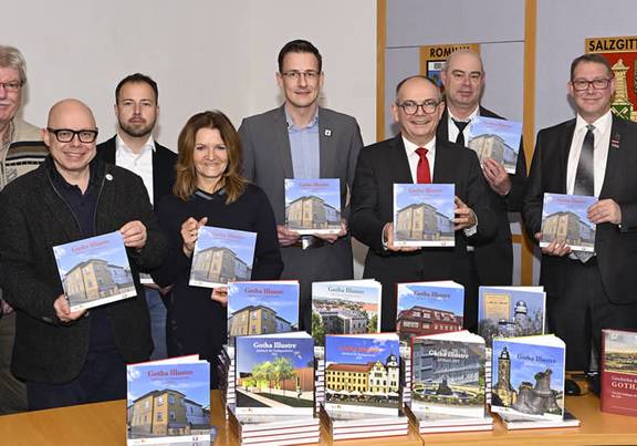 Eine Gruppe Menschen hält Bücher in der Hand, öffnet größere Ansicht