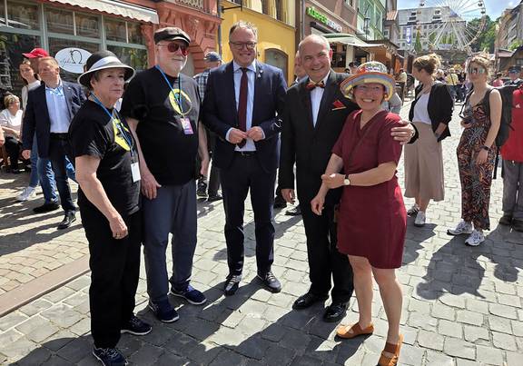 Gäste aus Gastonia zum Thüringentag begrüßt Gruppenbild auf einem Marktplatz, öffnet größere Ansicht