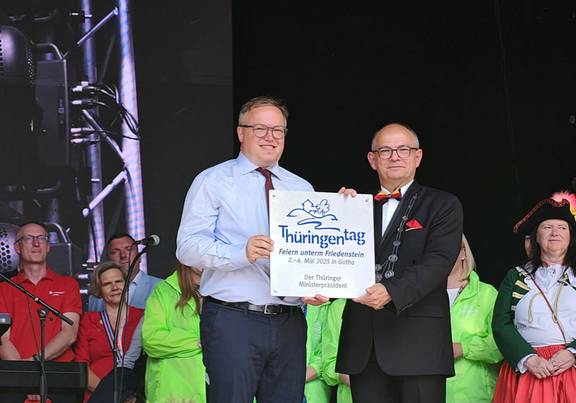 Der 19. Thüringentag ist offiziell eröffnet! 2 Männer stehen auf einer Bühne und halten ein Schild in die Höhe, öffnet größere Ansicht