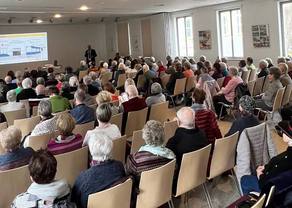 Viele Gäste sitzen zur Vorlesung der Seniorenakademie in einem Saal. öffnet größere Ansicht