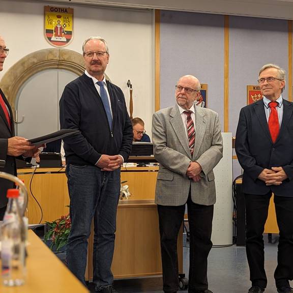 Werner Kukulenz, Rainer Richter und Bernd Fundheller erhalten von Oberbürgermeister Knut Kreuch die Ehrung.